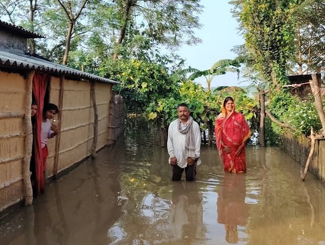 Bagaha Flood Alert | Gandak Baraj Water Release Causes Heavy Inundation
