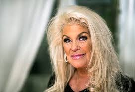 Angela Wallin's Instagram, Twitter & Facebook