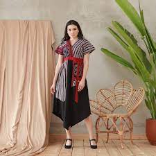 Gamis kombinasi batik polos modern potongan asimetris sesekali tampil mengenakan gamis batik yang simple seperti contoh. 45 Model Dress Batik Modern Kombinasi Elegan Terbaru 2020