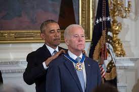Barack obama awards the presidential medal of freedom to former president bill clinton in the east room at the white house. Datei Joe Biden Receives Presidential Medal Of Freedom Jpg Wikipedia