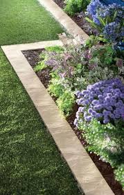 Simple Stone Borders Are A Nice And Very Laconic Idea For A Contemporary Garden You May Go For Raised Or Concrete Garden Backyard Landscaping Landscape Edging