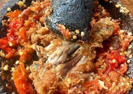 Bawang merah, bawang putih, cabai rawit, kecap manis dan garam. Resep Sambal Geprek Pedas Manis Resep Dan Cara Membuat Ayam Geprek Sambal Bawang Ala Geprek Bensu Tuangkan Saus Asam Manis Di Atas Ayam Goreng Seni Melayu