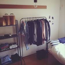 洋服をおしゃれに収納 真似したくなるディスプレイ例をご紹介 folk decoracion de pared tumblr decoraciones de dormitorio decoracion de unas