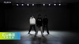 두 사람은 순백의 의상을 입고 청초한 분위기로 카메라를 응시하고 있다. Pbs Twimg Com Media Ezpah3jvuaqvv3v Jpg