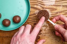 Witzige kuchenkugeln am stiel für den süßen kleinen hunger!rezept:biskuitboden, rührkuchen oder kuchenreste ca. Cake Pops Mit Kuchenresten Rezept Thomas Sixt Koch Kunst