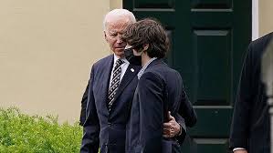 Who are joe biden's children and grandchildren? Joe Biden Visits Son Beau S Grave On 6th Death Anniversary Pics Hollywood Life
