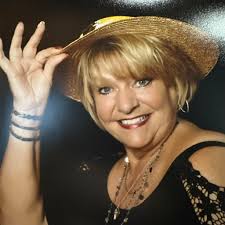 Shelly Stephens's Instagram, Twitter & Facebook