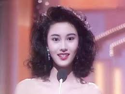 李嘉欣，1970年6月20日出生于中国香港 ，中国香港女演员、模特。 1989年，主演了个人首部电视剧《 花月佳期 》。 1992年6月26日，主演的武侠电影《 笑傲江湖ⅱ：东方不败 》上映。 1993年3月4日，主演的喜剧动作片《 方世玉 》上映。 æ¸¯å§æŽå˜‰æ¬£å¹´è½»ç…§ç‰‡ æœç‹—å›¾ç‰‡æœç´¢
