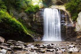 Looking glass waterfalls is a 0.5 kilometer heavily trafficked out and back trail located near pisgah forest, north carolina that features a waterfall and is good for all skill levels. Looking Glass Falls Asheville Trails