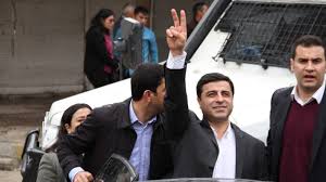 Başak demirtaş, eşi selahattin demirtaş'a hapis cezası verilmesine neden olan konuşmanın görüntüsünü paylaştı. Anf Demirtas A 1 Yil 3 Ay Hapis Cezasi Verildi