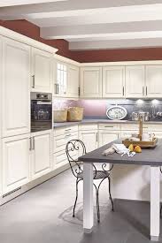 Klassische Farben Der Landhauskuche Weiss Oder Magnolie Hier Ist Eine Landhauskuche In Magnolie Zu Sehen Die Im Landh Landhauskuche Haus Kuchen Kuchen Design