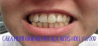 Sikat gigi menggunakan arang alami untuk mencerahkan warnanya. Cara Memutihkan Gigi Ala Artis Hollywood