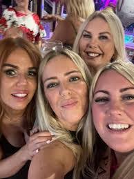 Lynsey Cox's Instagram, Twitter & Facebook