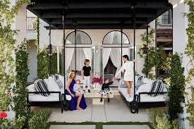 Een van de huizen die we regelmatig voorbij zagen komen in de serie, is het huis van khloé kardashian. Inside Khloe And Kourtney Kardashian S Houses In California Architectural Digest