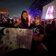 Olivia Rodrigo en México . Un sueño . En esta familia somos fans . 💜💜💜 .  . . @oliviarodrigo