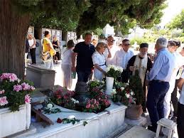 Στην κηδεία της οι εκδηλώσεις του κόσμου ήταν πρωτόγνωρες για τα ελληνικά δεδομένα και η τηλεοπτική κάλυψη έμοιαζε με. Alikh Boygioyklakh Poioi Bre8hkan Sto Ethsio Mnhmosyno Deite Fwtografies