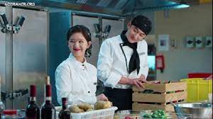 Sert bir gurme olan lu jin, sheng nan'ın şef olarak becerisinden etkilenir ve yeteneğini hemen fark eder. Sinopsis Dating In The Kitchen Episode 1 1 Retelling Drama