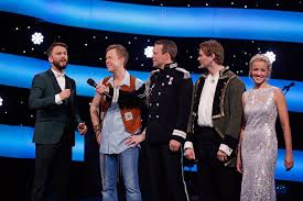 I stjernekamp konkurrerer maria karlsen, tommy fredvang, øystein wiik, eirik søfteland, celine helgemo, trine rein, heidi gjermundsen broch, maria haukaas mittet, martin halla og knut erik østgård i en rekke ulike musikksjangere og sloss om tittelen som norges ultimate entertainer. Jonas Rok Ut Av Stjernekamp Vg