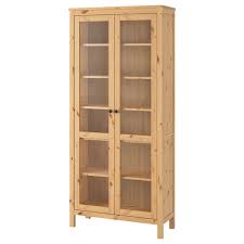 Ein vitrinenschrank aus gelaugtem massivholz und mit feinen schnitzereien passt gut zu einem ländlichen stil, bei dem materialien und farben in naturtönen vorherrschen. Hemnes Vitrinenschrank Hellbraun 90x197 Cm Ikea Deutschland