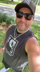 Super Saturday! Mia had an early basketball game this morning then I headed  out to get my steps after. The decorating are all ready going up in the  neighborhood 🎃👻 I hope