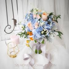 baby blue peach 色系鮮花球 繡球花當造時 不但色多 而且仲大大個 除左粉嫩的baby blue繡球花 仲有可遇不可求的葡萄風信子 加埋藍飛燕草 高蔴 滿天星 藍色系深深淺淺都有了 peac wedding bouquets floral wreath table decorations