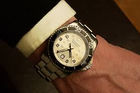 Lay the watch horizontally and align the hour hand of the watch with the direction of the sun. How To Read A Watch Bezel Hiconsumption