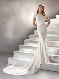 Valeria By Pronovias Covet Bridal In 2020 Wedding Dress Sizes Architectual Wedding Dress Wedding Dress Size 10