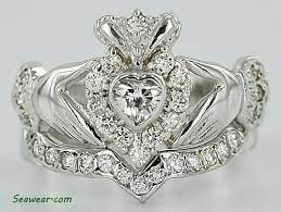 Claddagh Engagement Ring Wedding Band Set Heads Up People If I Ever Find S Claddagh Engagement Ring Wedding Bands Celtic Wedding Rings Wedding Ring Bands