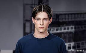 Time is a flat circle and trends are cyclical, so the easiest way to think about it is that side parts, while. Men S Center Parts