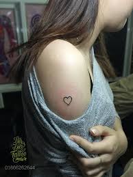 Hình xăm mini đôi nam nữ ở cổ tay, vai; Mini Tattoos V