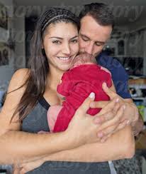 Kulcsár edina megmutatta szülés utáni striás hasát a kétgyermekes szépségkirálynő nem mindennapi képet posztolt: Megszuletett Kulcsar Edina Kisfia Medox Fotoval Borsonline