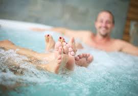 Für entspannte stunden abseits von alltag und stress. Whirlpool Fur Wellness Zu Hause Obi Zeigt Wie Es Geht