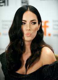Megan Fox Middle Part Celebhair Celebrityhair Hairinspirations Redcarpetlooks Glamhair Glamlooks Grandlook Unlulerin Sac Modelleri Sac Rengi Uzun Sac