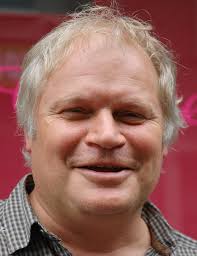 refrain il est venu le temps des cathédrales le monde est entré dans un nouveau millénaire l'homme a voulu monter vers les étoiles écrire son ou dans la pierre il est foutu le temps des cathédrales la foule des barbares est aux portes de la ville laissez entrer ces païens, ces vandales. Est Il Foutu Le Temps Des Cathedrales