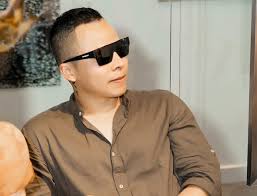 Vũ khắc tiệp chia sẻ rằng bản thân cũng muốn lo cho ba mẹ ở quê nhưng vì không có ai trông nôm nên không yên tâm lắm được biết, bố vũ khắc tiệp đang làm quản lý bến xe của thị trấn, còn mẹ của anh ở nhà làm nội trợ và quản lý 3 bàn bida, thu nhập hàng tháng cũng. VÅ© Kháº¯c Tiá»‡p Thá»«a Nháº­n Bá»‹ Ä'anh VÄƒn Hoa Thanh Nien