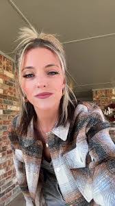 Eliza Noble's Instagram, Twitter & Facebook