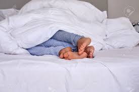 Mama schleicht sich unter meine decke; Paare Fusse Im Bett Mit Daunendecke Kuscheln Kuscheln Unter Decke Lizenzfreie Fotos Bilder Und Stock Fotografie Image 45972512