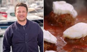 Try cooking jamie oliver's christmas desserts with these delicious recipes, including black forest cake, pavlova & pancakes. Jamie Oliver S Messy Meatball Buns Are The Perfect Easy Lunch Recipe Hello