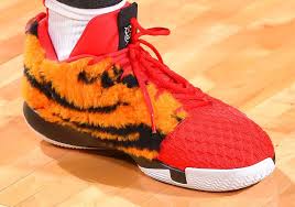 Oklahoma city thunder guard chris paul chose to wear shoes for monday's nba playoff game against the houston rockets that honor alabama state university. Chris Paul Tiger Woods Air Jordan Pe Pochta