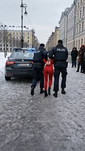 Полицейские на улице задержали молодую девушку, которая просто спокойно  занималась спортом и ничего плохого не делала… но они даже не догадывались,  с кем связались 😳, На городской спортивной площадке ...