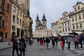 Aquí se encuentra la catedral de san vito, el palacio real, la basílica de san jorge y el callejón del oro. Mic Ghid De CÄƒlÄƒtorie Pentru Praga Cazare Transport AtracÈ›ii Turistice Born To Travel