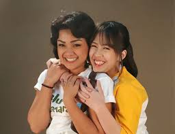 Seiring berjalannya waktu kondisi ekonomi keluarga semakin memburuk hingga akhirnya bangkrut. Gadis Celeb