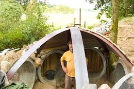 Hobbit häuser wiederverwertetes holz erdhaus wohneinrichtung sichtschutz garten hinterhof haus bauen wohnen hobbit tür. Bau Einer Hobbithohle Gartenrot Blog