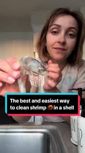 Best and easiest way to clean shrimp 🦐 in a shell #deveinshrimp  #cleanshrimp #howto #tiktokcooks #shrimpprep101