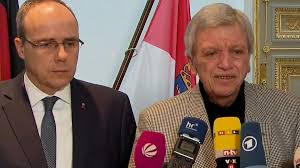Bei der zentralen trauerfeier für die opfer des anschlags von hanau am gestrigen abend sagte volker bouffier: Schusse In Hanau Ministerprasident Bouffier Heute Ist Ein Tag Der Trauer Ein Tag Des Schreckens Video Welt