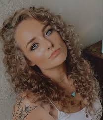 Who are good hair stylists in North Lakeland for a messy but elegant look  with head massage?