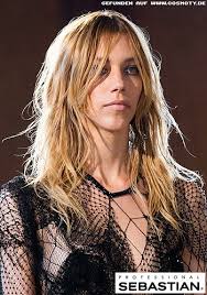 Frisuren Bilder Undone Look Fur Langes Haar Mit Stark Definierten Strahnen Frisuren Haare