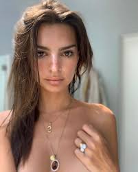The 16 Under 150 Items Celebs Are Prioritizing Right Now Emily Ratajkowski Style Emily Ratajkowski Model