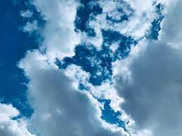 أؤمن أن إطالة النظر إلى السماء ستنتهي بالمرء مع أجنحة ويصبح لدى المرء اصدقاء من النجوم clouds outdoor