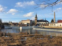 Jižní část katastrálního území pokrývají lesy malé rozlohy jejichž hranice navazuje na těžební oblast ložiska. Mala Vodni Elektrarna Prepere Ii